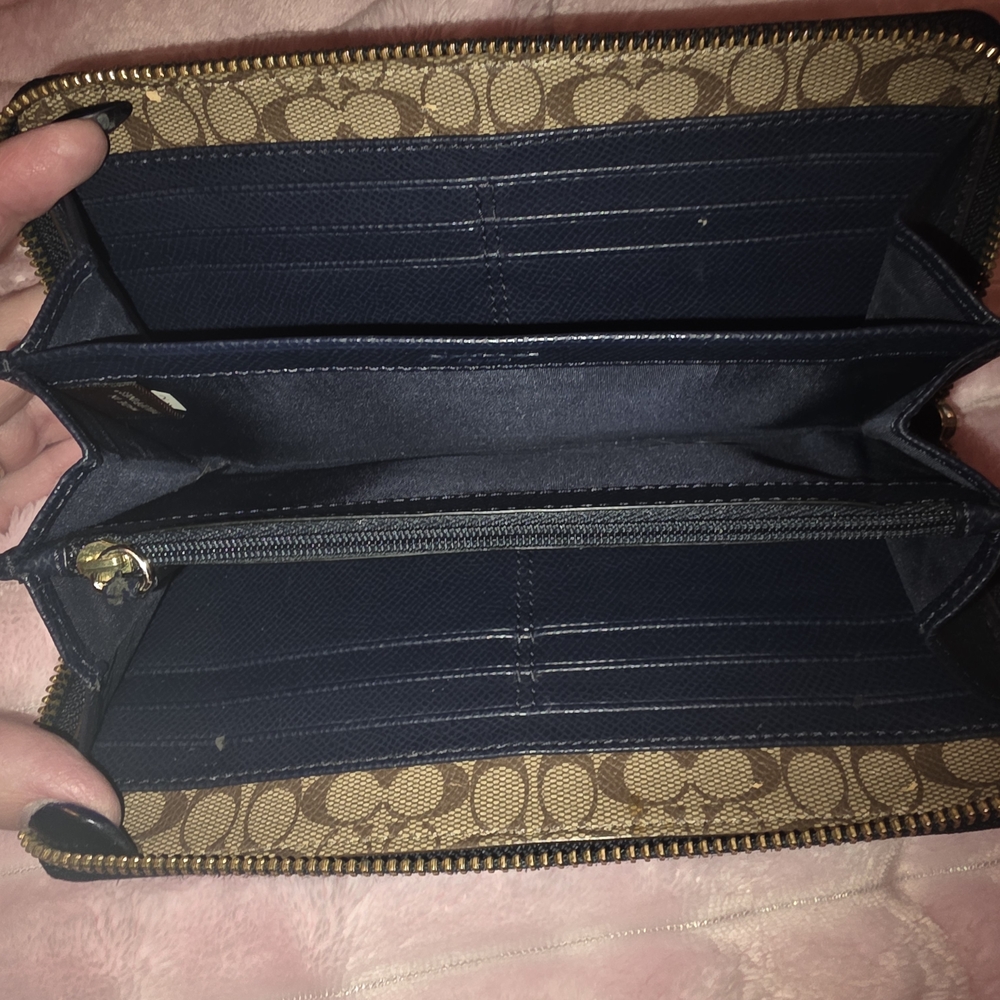 Coach Black Pebbled Leather Zip Wallet with Gold Logo Plaque - Picture 4 of 4